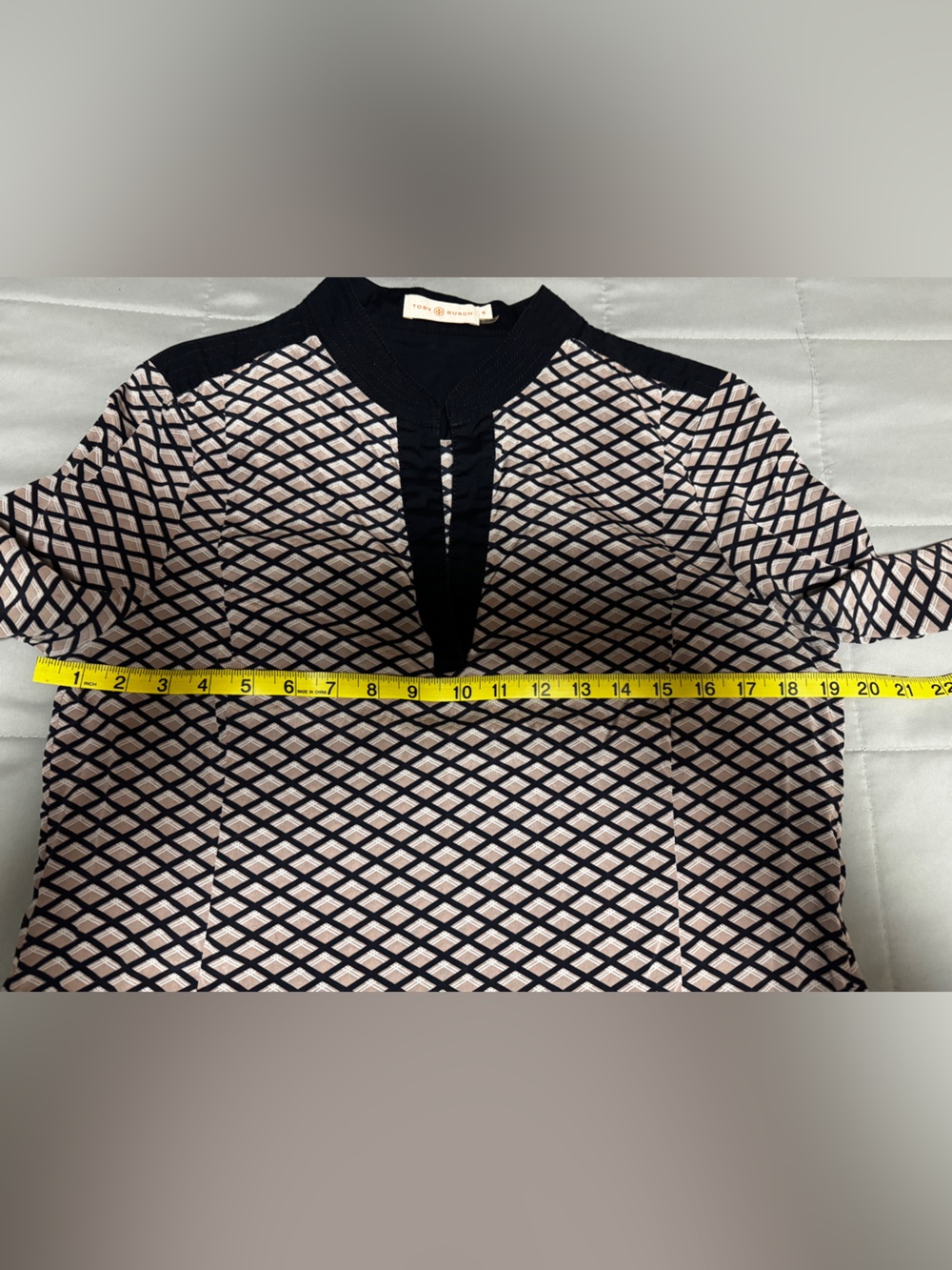 Tory Burch Black Beige Geometric Silk Blend Split Neck Long Sleeve Blouse Sz 10 - Picture 7 of 10